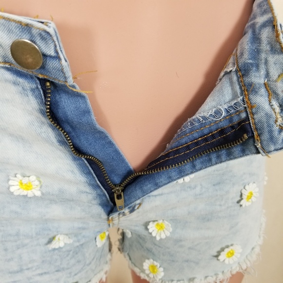 🤪FREE W/purchase! Daisy flower denim cut-offs - Picture 4 of 6